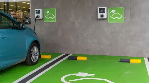 Plaza aparcamiento de coche eléctrico
