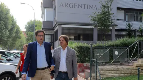 El ministro &Oacute;scar L&oacute;pez y el alcalde Javier Ayala por la calle Argentina | Ayto. de Fuenlabrada
