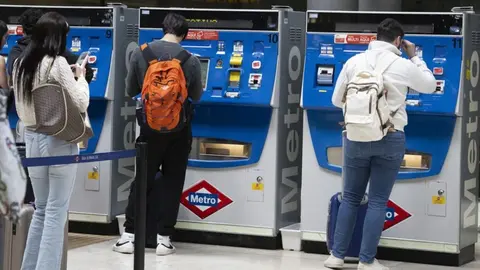 Sacando billetes en el Metro de Madrid | ABC