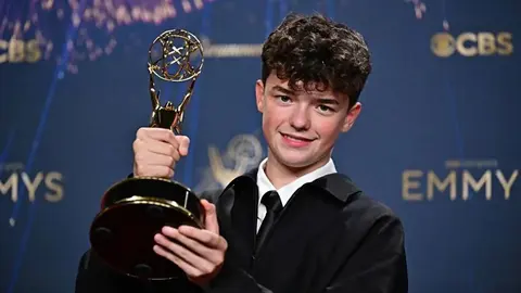 Owen Cooper con su estatuilla de los Emmy | AFP
