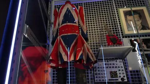 El abrigo Union Jack de David Bowie de 1997, dise&ntilde;ado con Alexander McQueen | AP