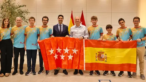 Los alumnos del IES L&oacute;pez Aranguren con el consejero Viciana