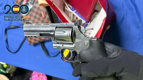 El arma que guardaba el grupo criminal en el veh&iacute;culo incautado | CNP