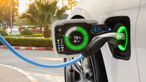 Coche el&eacute;ctrico recargando la bater&iacute;a