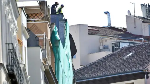 Los bomberos en la cubierta del edificio derrumbado en el centro de Madrid | El Pais