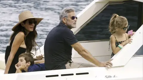 George Clooney con sus mujer y sus hijos | Grosby