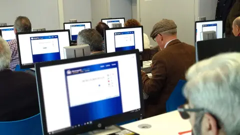Mayores en un taller de uso de las nuevas tecnolog&iacute;as | Ayto. de Fuenlabrada