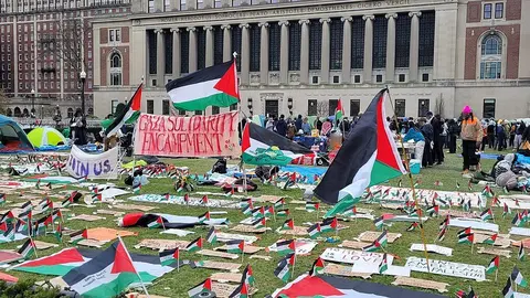 un campamento de solidaridad con Gaza con banderas palestinas | Autor: Abad Dirania