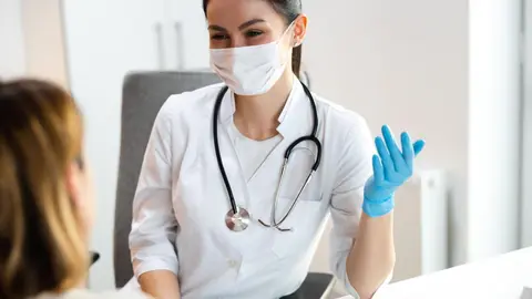 Una doctora atiende a una paciente