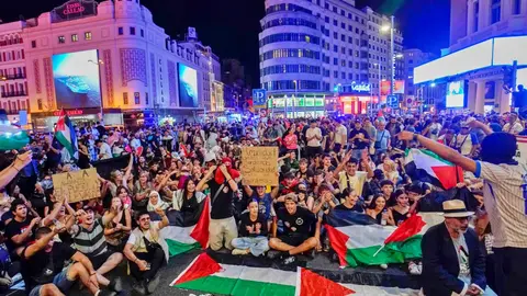Manifestantes pro Palestina bloquean la Gran V&iacute;a en Madrid | Foto: El Pais