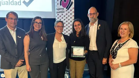 Equipo del Hospital de Fuenlabrada recibiendo el premio | HUF