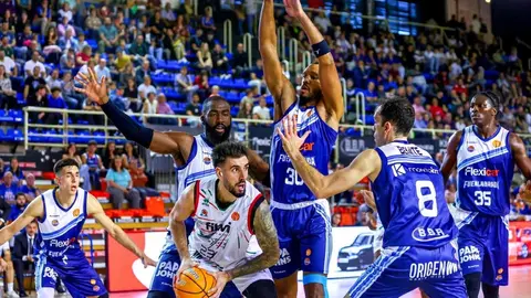 Paul Rigot (brazos en alto) tuvo su mejor partido con 19 puntos y 23 de valoraci&oacute;n | feb.scoreplay