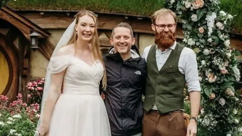 Elijah Wood, actor que dio vida a Frodo, con la pareja que se casaba | Redes Sociales