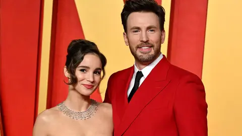 Chris Evans y Alba Baptista, padres de su primer beb&eacute; | GTRES