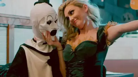La actriz Catherine Corcoran en la escena que interpret&oacute; en 'Terrifier 1' | The Art