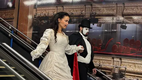 Protagonistas de la obra que se representa en el interior del metro | CAM