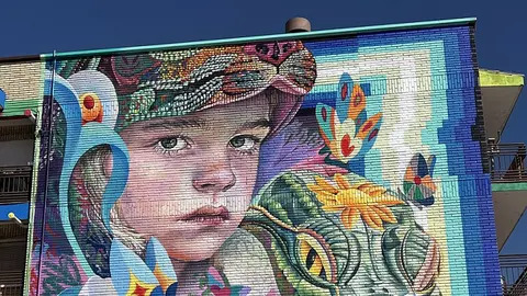 Mural 'Ni&ntilde;os Perdidos' en la calle del Tesillo | Ayto. de Fuenlabrada