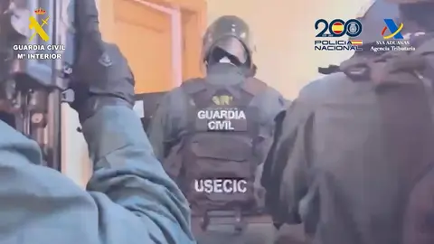 Agentes de la Guardia Civil entrando en una vivienda en Sonseca (Toledo) | CNP