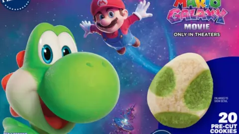 Frontal de la caja de galletas donde se ve a Yoshi y Mario