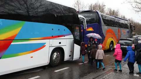 Escolares subiendo a un autob&uacute;s | Ayto. de Fuenlabrada