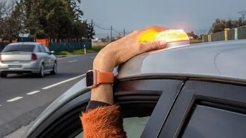 La luz de emergencia V16 deber&aacute; ir ubicada en la guantera | Ayto. de Fuenlabrada