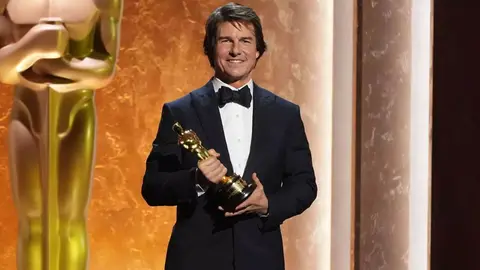 Tom Cruise con su estatuilla de oro | AP