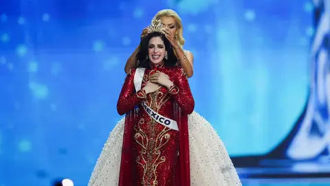 Una F&aacute;tima Bosch emocionada recibiendo la corona | Miss Universo