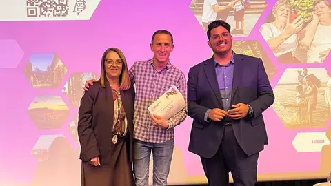 El concejal de Servicios Sociales, Ra&uacute;l Hern&aacute;ndez, recibe el premio | Ayto. de Fuenlabrada