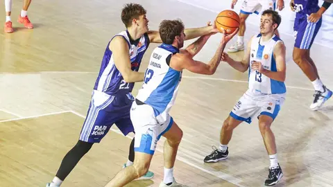 Stolbetski peleando un rebote | feb.scoreplay
