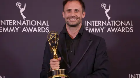 Oriol Pla posa con su Emmy Internacional | EFE