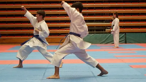 Dos ni&ntilde;os practicando artes marciales | Ayto. de Fuenlabrada