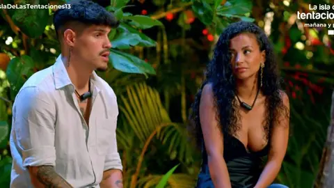 Mayeli y &Aacute;lvaro durante la hoguera en 'La Isla de las Tentaciones 9' | Mediaset
