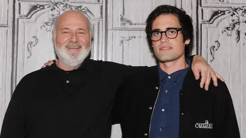 Bob Reiner y su hijo mediano, Nick Reiner, en una premiere | GETTY