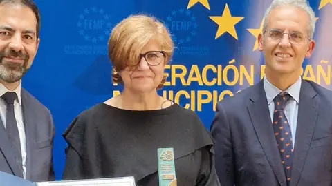 Recoge el premio la concejala de Educaci&oacute;n, Isabel &Aacute;vila Fern&aacute;ndez | Ayto. de Parla