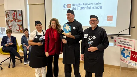 La consejera F&aacute;tima Matute, entrega el premio Estrella Princesa a los cocineros del Hospital de Fuenlabrada