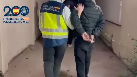 La polic&iacute;a escoltando a uno de los detenidos | CNP