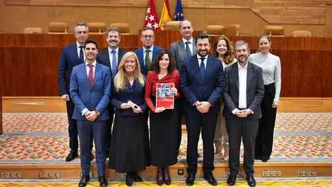 La presidenta de la Comunidad, D&iacute;az Ayuso, junto con el resto de consejeros/as tras la aprobaci&oacute;n de los presupuestos 2026 | CAM