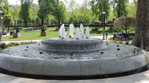 fuente y arboles en entorno urbano | pixnio