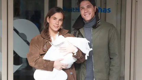 Mar&iacute;a Pombo y Pablo Castellanos a la salida del hospital con Mariana | &iexcl;Hola!