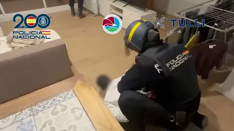 Uno de los detenidos durante el registro policial | CNP