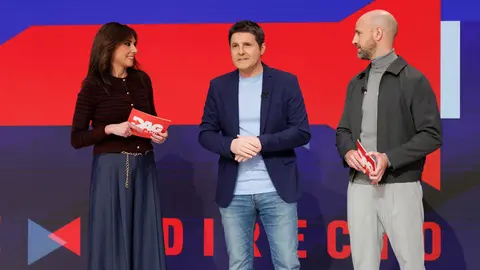 'Directo a la gente', presentado por Marta Flinch (izq.), Jes&uacute;s Cintora (centro) y Gonzalo Mir&oacute; (der.) | RTVE