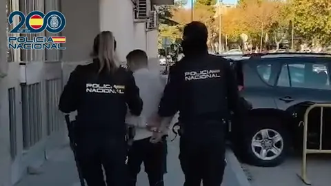 La Polic&iacute;a Nacional escoltando a uno de los detenidos | CNP
