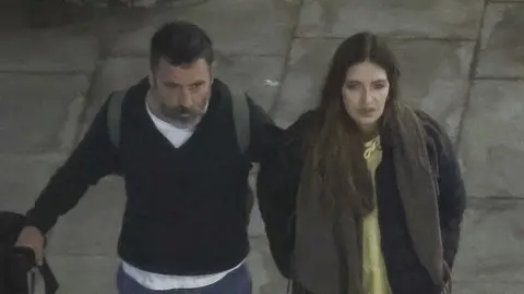 Sara Carbonero en compa&ntilde;&iacute;a de su pareja, Jos&eacute; Luis Cabrera, saliendo de Barajas | GTRES
