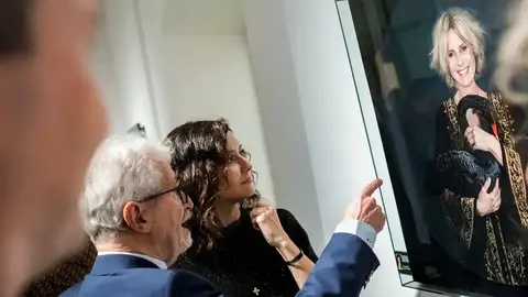 D&iacute;az Ayuso visitando la exposici&oacute;n Des-caradas en el Real Jard&iacute;n Bot&aacute;nico