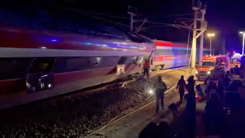 Primeras im&aacute;genes del descarrilamiento de dos trenes de Alta Velocidad en Adamuz (C&oacute;rdoba) / Redes sociales