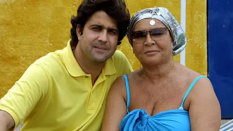 Sara Montiel y Toni Hern&aacute;ndez, de vacaciones en Mallorca en 2002 | GTRES