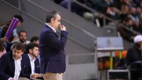 I&ntilde;aki Mart&iacute;n dirigiendo el encuentro en Mallorca | feb.scoreplay