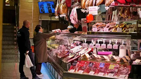 Comprando en un mercado de Madrid