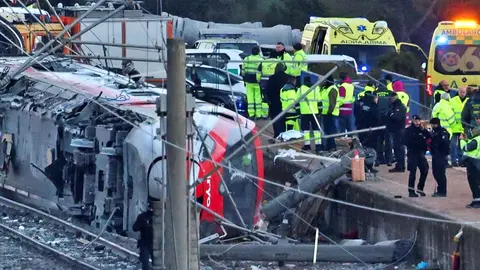 Equipos de emergencias en el lugar del siniestro junto al tren Iryo