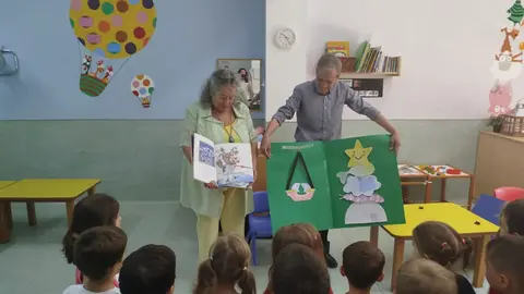 Mayores en un cuentacuentos con ni&ntilde;os y ni&ntilde;as | Ayto. de Fuenlabrada